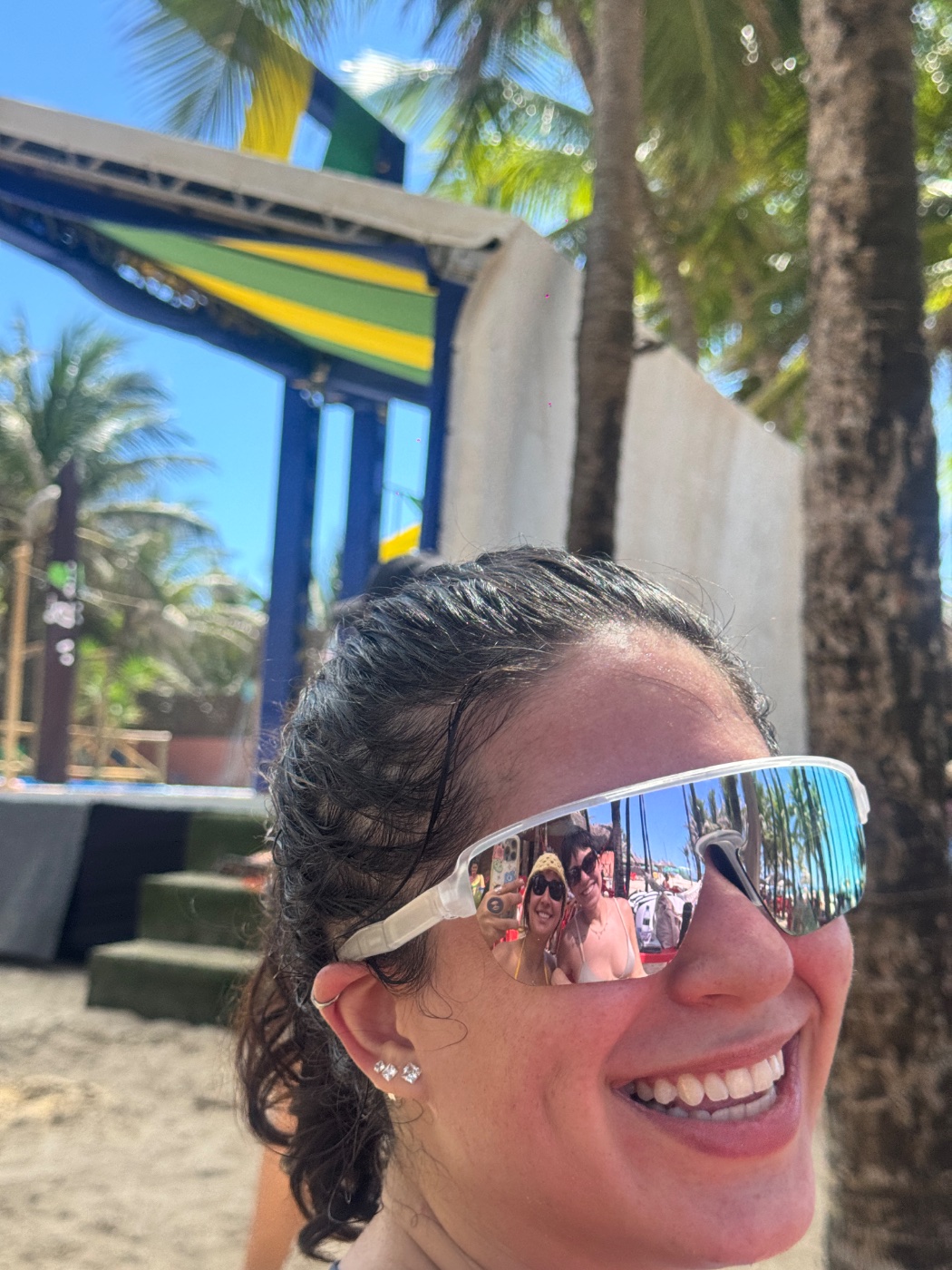 Na praia com suas amigas Clara e Lívia depois de jogar beach tenis