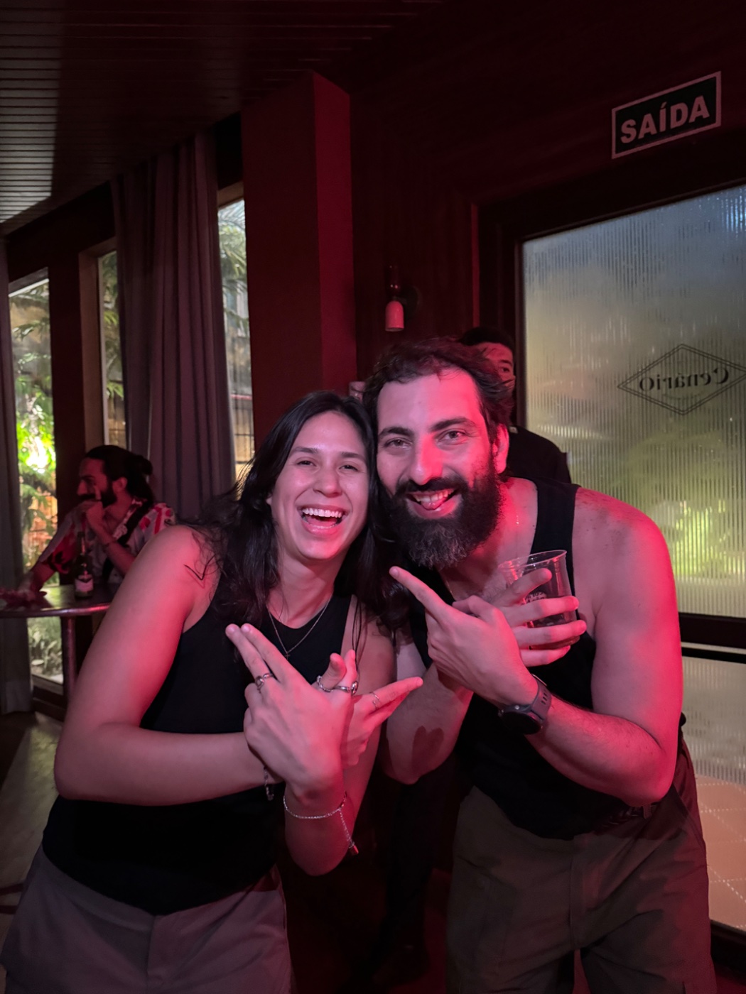 Ela e o vocalista do Glue Trip depois do show 👐🏽