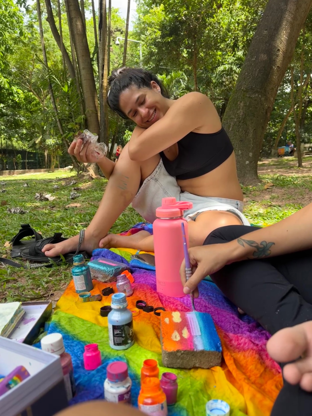 Pintando pedras no cocó