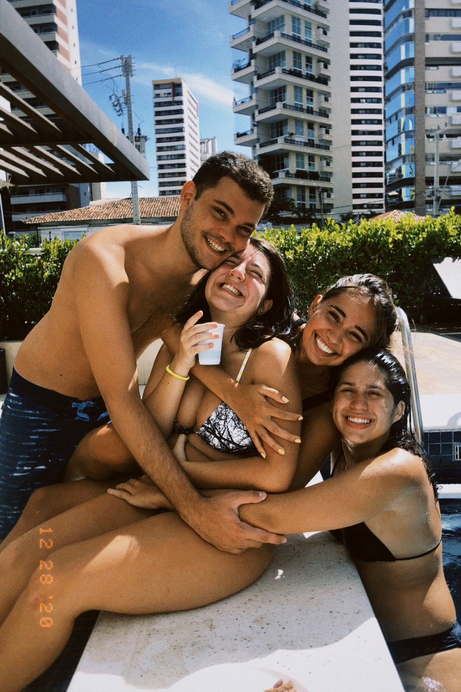 Fazendo um churrasco na piscina